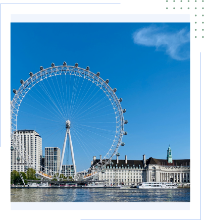 Vue du London Eye à Londres, grande roue emblématique sur les bords de la Tamise par temps clair.
